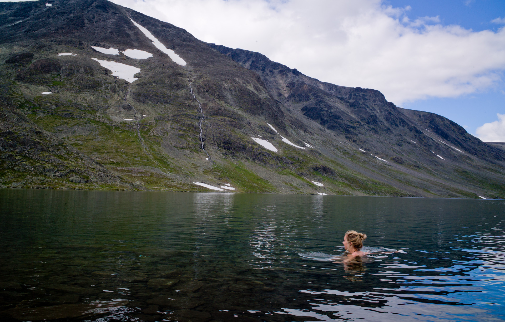 a refreshing swim in Bessvatnet
