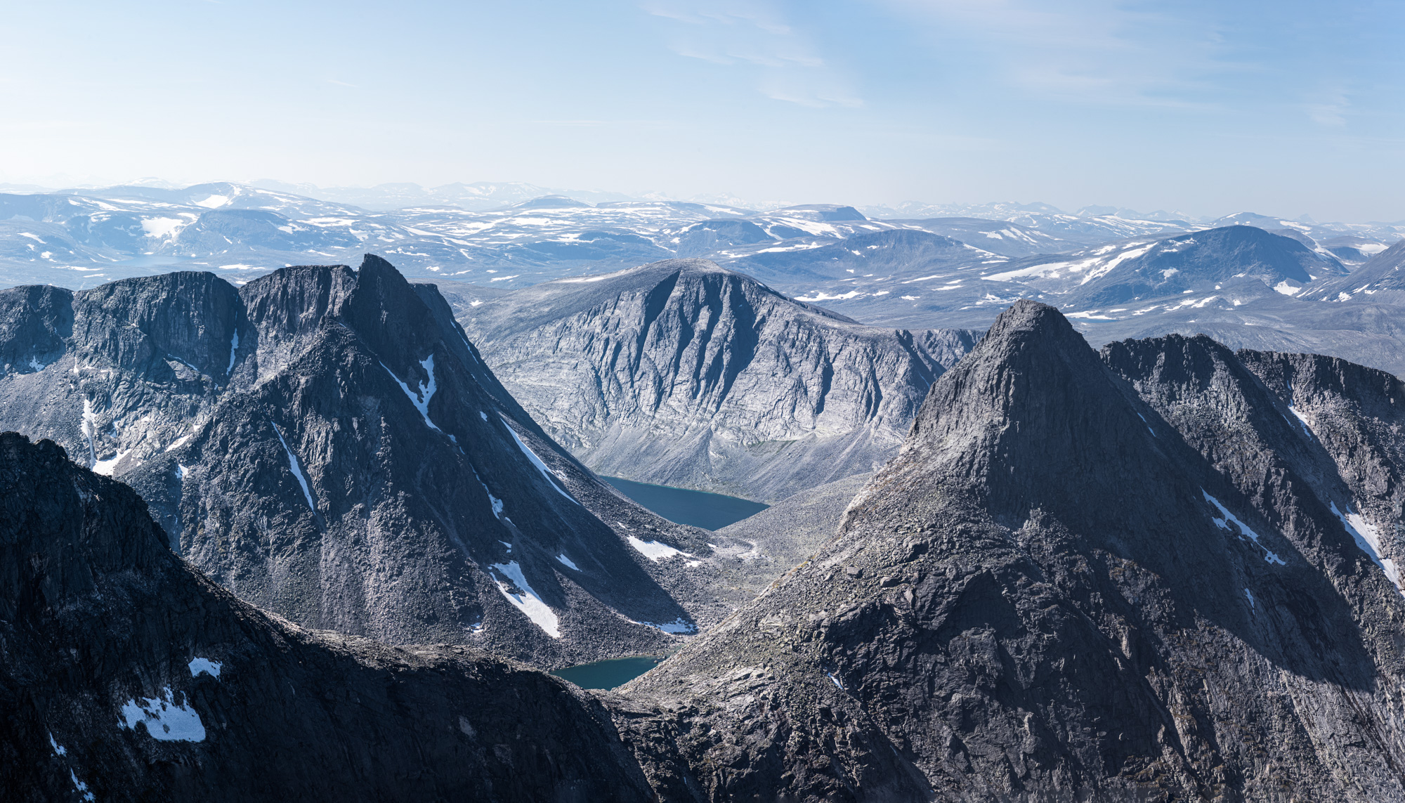 Fjell-landskap / Mountain landscape