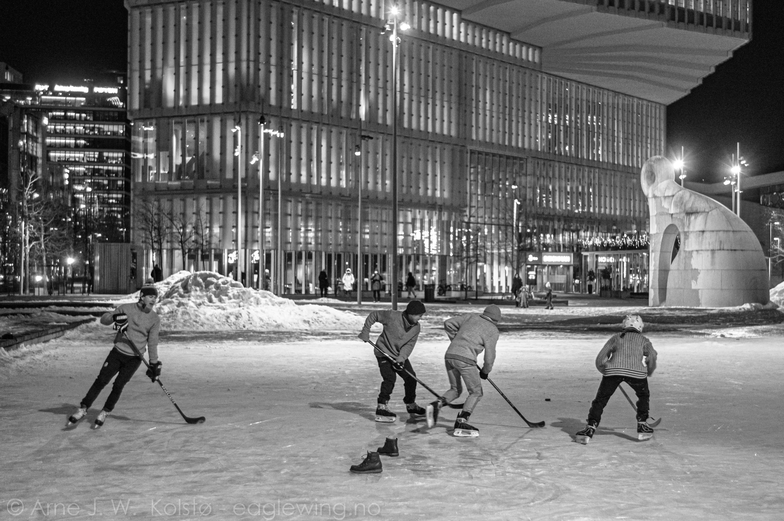  Ei jente og tre gutter spiller  ishockey i Oslo sentrum. - Ingen forskjell på mann eller kvinne eller sosial status. 